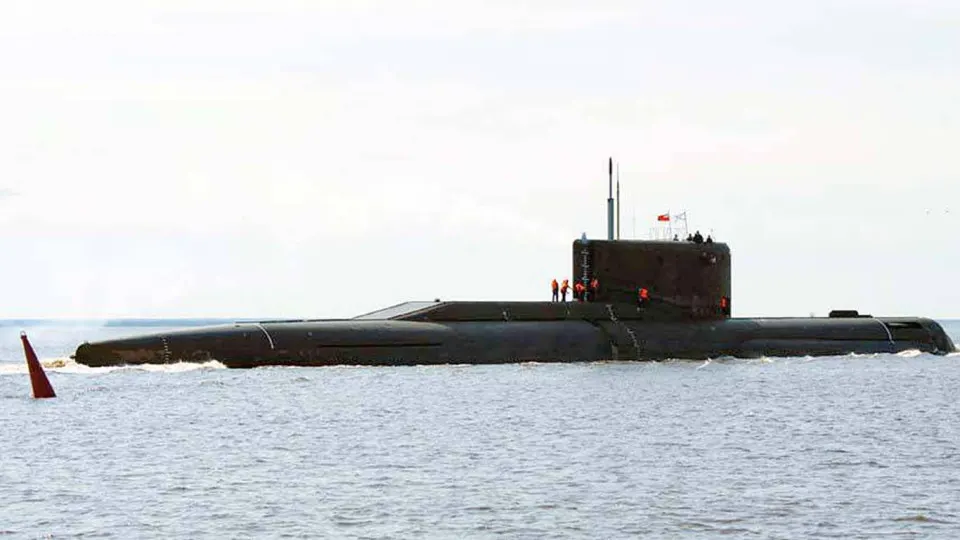 Западные разведки фиксируют признаки возможного секретного проекта «Скифы»: создание подводных шахт или контейнеров для межконтинентальных ракет в Северном Ледовитом океане. Такой подход усложнит обнаружение и поражение ракет, но столкнётся с серьёзными техническими препятствиями.