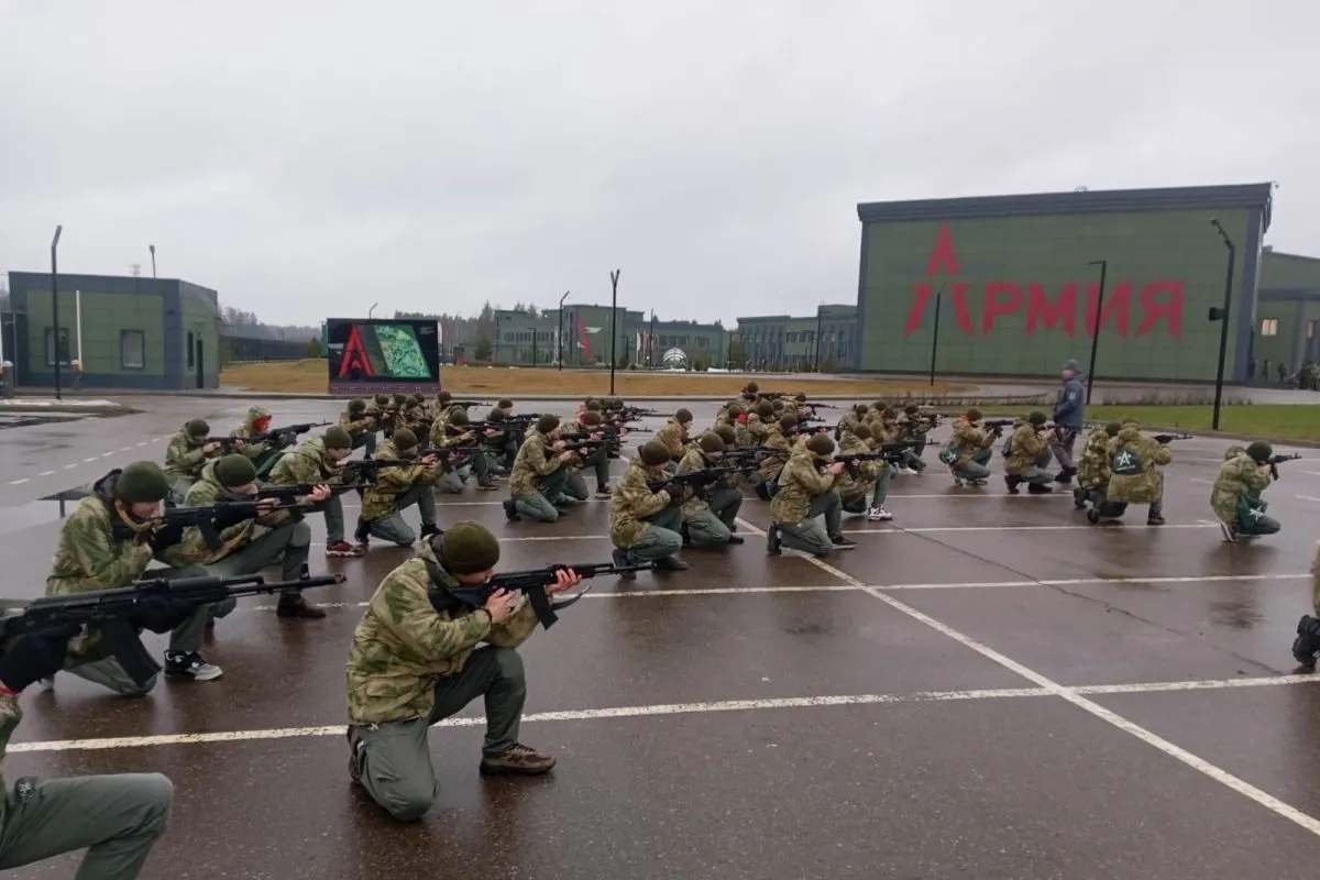 За последние пять лет на создание и работу центров обязательных военных сборов для школьников потрачено не менее 50 млрд рублей. В лагерях проводят строевую подготовку, стрельбы, обучение обращению с оружием и дронам; подростки сообщают о попытках склонить их к службе и поступлению в военные вузы.