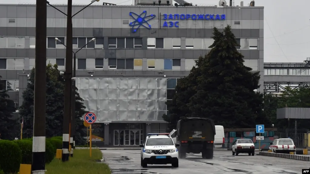 Эксперты МАГАТЭ прибыли на станцию для осмотра места удара по шестому энергоблоку. На самой АЭС также сообщили о новом ударе по транспортному цеху; стороны взаимно обвиняют друг друга.