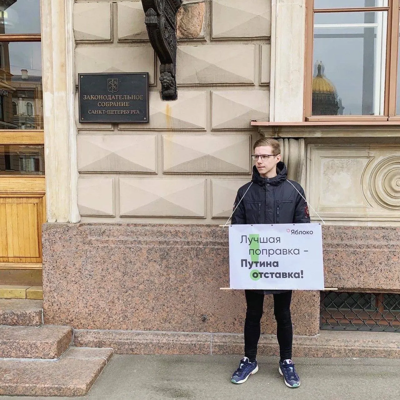 Журналист Вадим Ваганов сообщил, что его объявили в федеральный розыск. Ему уже назначены административные штрафы, а Минюст внес его в реестр «иностранных агентов». Точная уголовная статья пока не известна.
