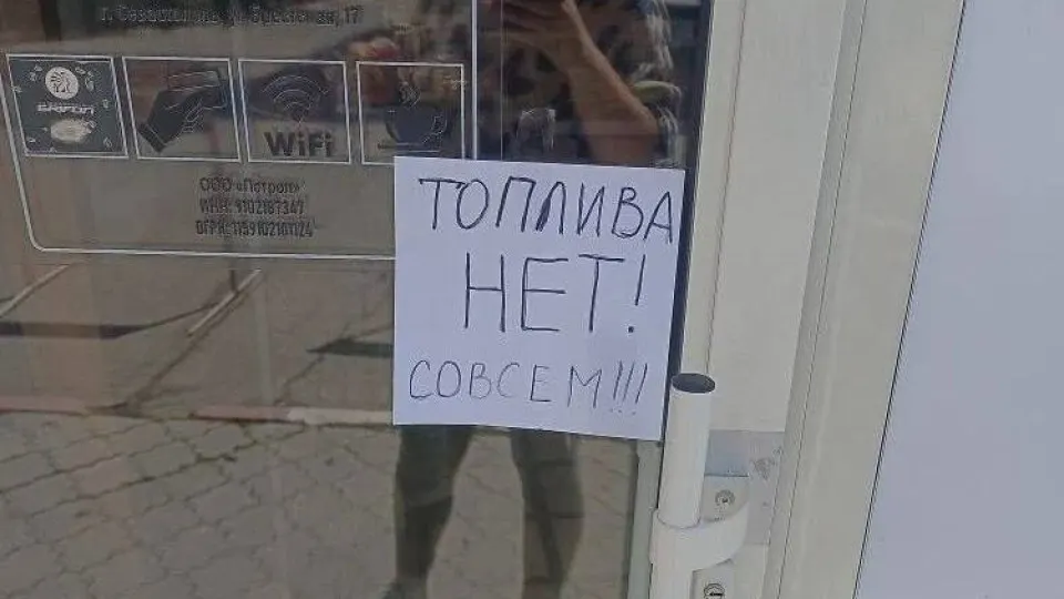 Власти Крыма вводят карточную систему на бензин АИ‑95 и ограничивают розничную продажу АИ‑92 после перебоев в снабжении; обещано нормализовать ситуацию в течение 30 дней.