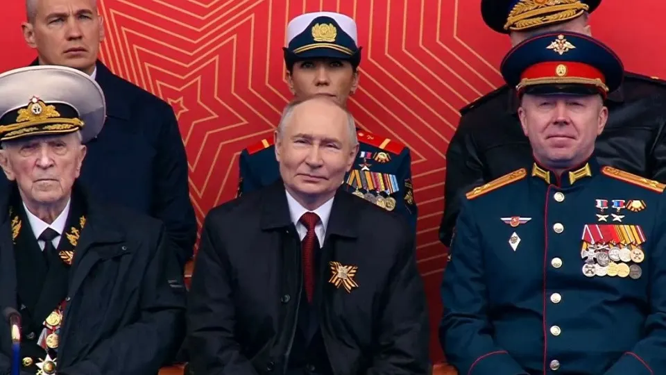 На параде Победы в Москве, прошедшем без военной техники на фоне отключения мобильного интернета из‑за угрозы беспилотников, президент заявил, что российские войска «идут вперед», обвинил НАТО в поддержке агрессии и отметил вклад рабочих, учёных и медиков в обеспечение вооружённых сил.