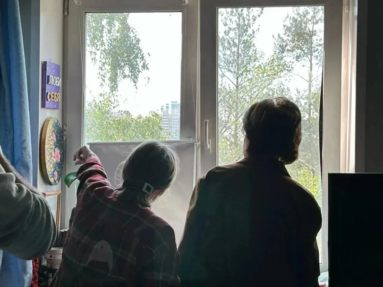 Ночная атака БПЛА по территории Московской области привела к разрушениям и пожарам: в Химках один человек погиб, ещё один госпитализирован, в многоквартирных домах зафиксированы повреждения, в районе Шереметьево найдены обломки дронов.