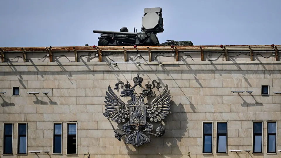 Переброска средств противовоздушной обороны к столице ради парада 9 мая ослабляет защиту других регионов, поэтому Украина может наносить точечные удары по энергетическим и военным объектам на периферии, предупреждают командующие и аналитики.