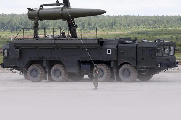 Минобороны сообщило о доставке боеприпасов в полевые пункты ракетной бригады в Беларуси в рамках ядерных учений; в опубликованном видео видны колонны грузовиков, их разгрузка и оперативно‑тактический ракетный комплекс «Искандер».