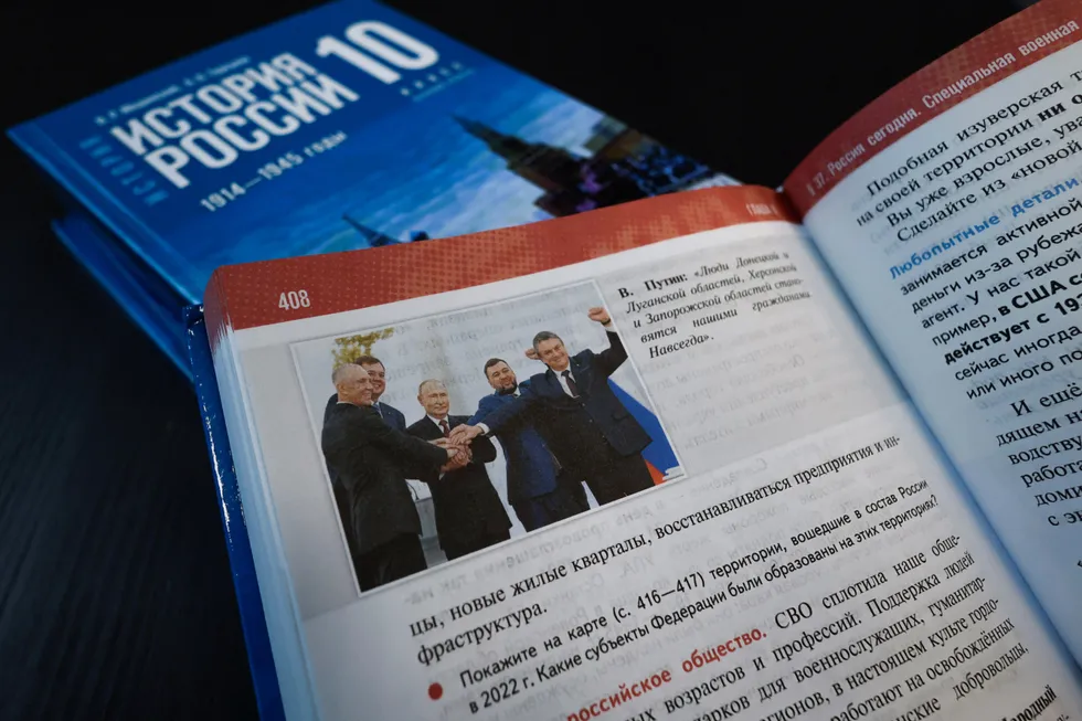 Учебники для 6–9 классов содержат систематические политизированные вкрапления: современные государственные проекты вставляют в рассказ о древности, неудобные факты стираются, поражения смягчаются. В результате история подается не как предмет для анализа, а как инструкция по безусловной гордости и лояльности.
