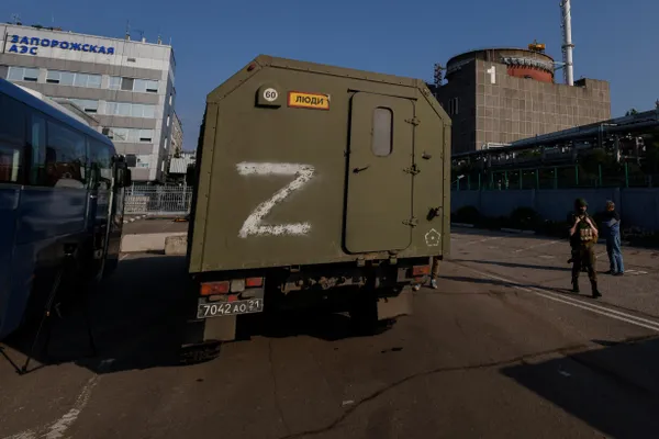 По заявлению российской стороны, боевой дрон управлялся по оптоволокну и пробил стену машинного зала шестого энергоблока Запорожской АЭС; основное оборудование, по данным компании, не пострадало.