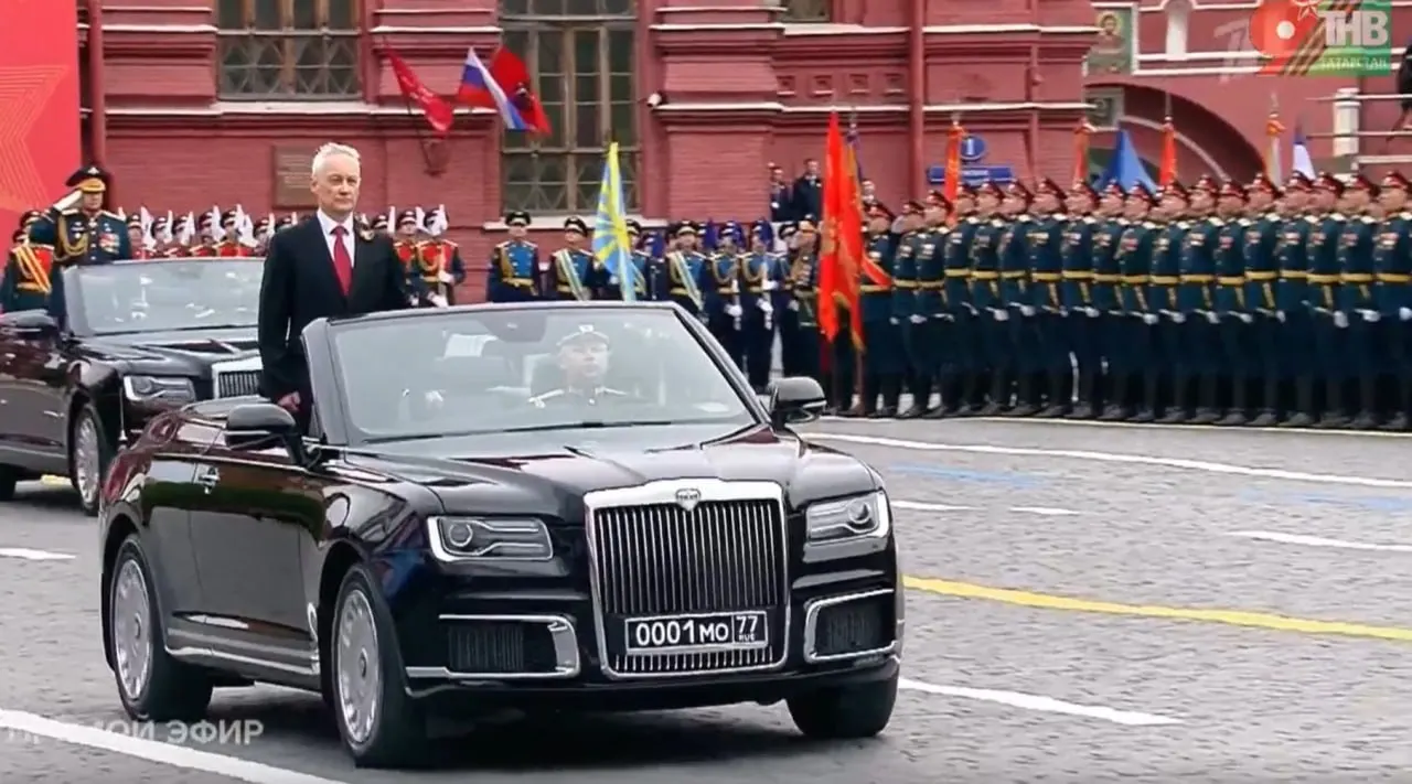 В ходе смотра использовали кабриолет Aurus — этот экземпляр собран в Москве, а его аналоги выпускают в Елабуге.