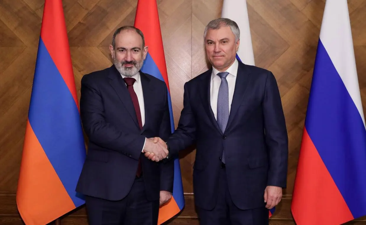 Председатель Госдумы заявил, что армянское руководство использует экономические выгоды от сотрудничества с РФ, одновременно ориентируясь на европейские структуры; в качестве примеров он привёл признание юрисдикции МУС и обсуждение в парламенте вопроса о вступлении Армении в ЕС.