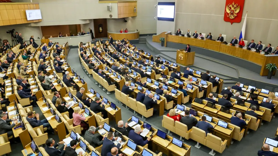 Комитет Госдумы одобрил поправки, отменяющие ограничение стоимости арестуемого имущества у релокантов, осуждённых по политическим статьям. Дела будут рассматриваться заочно, решения вступают в силу немедленно; закон планируют ввести с 1 сентября 2026 года.