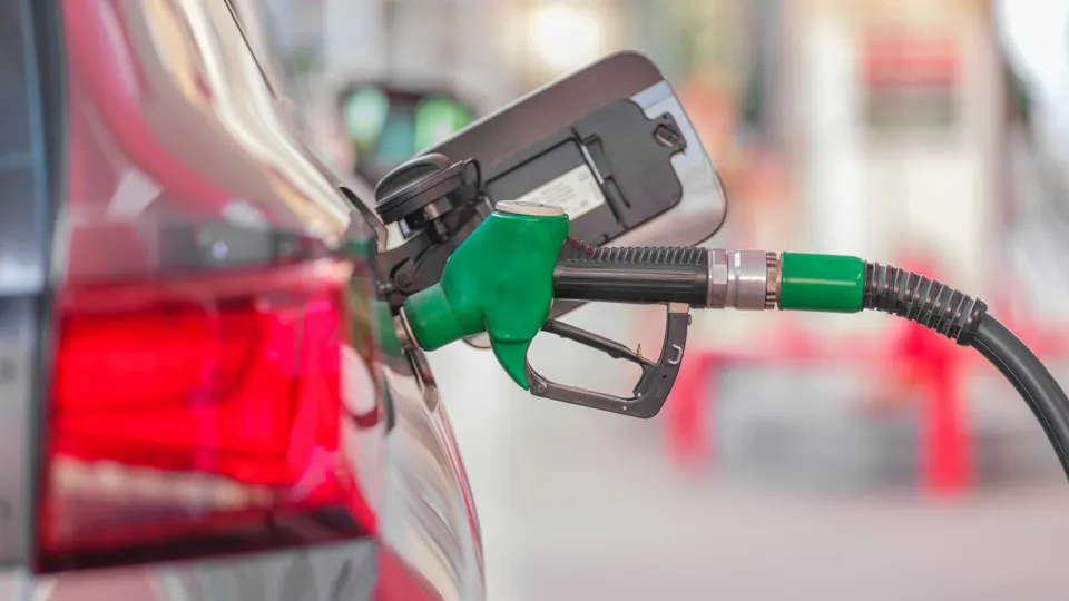 В ряде регионов ввели талоны и лимиты на бензин и дизель после атак по нефтеперерабатывающим заводам. Некоторые крупные НПЗ в центральной части страны остановлены — власти утверждают, что критических перебоев нет.