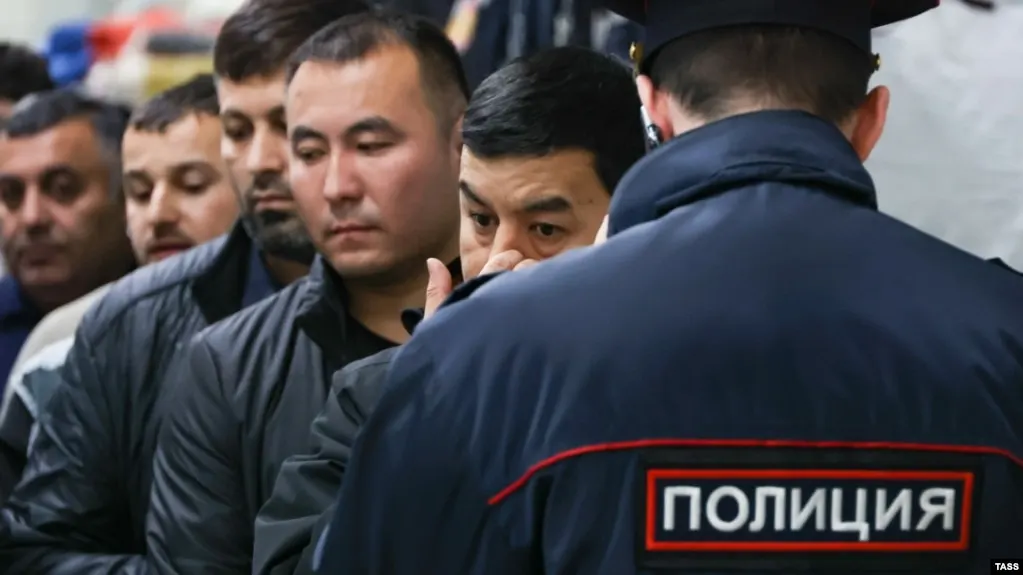 Депутаты предложили расширить перечень правонарушений, за которые иностранцев и лиц без гражданства могут выдворить из России — от участия в несогласованных митингах до дискредитации ВС и нарушений, связанных с экстремизмом.