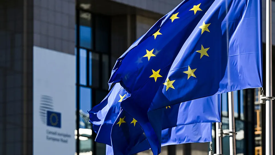 После смены руководства в Венгрии лидеры Евросоюза рассматривают идею увеличения срока продления санкций с шести месяцев до года и готовы обсуждать дополнительные ограничительные меры.