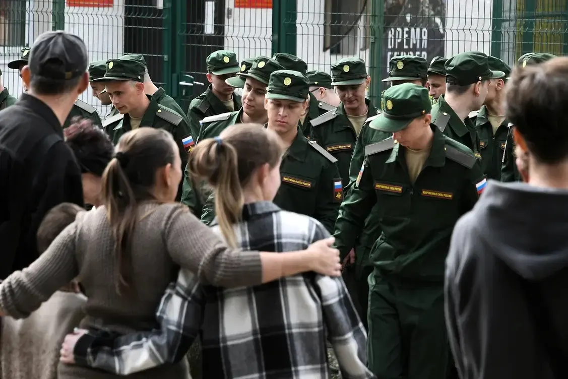 Группа из более 450 женщин оспаривает в судах поправки к закону, которые лишают их права на выплаты и льготы, если с погибшим у них не было общего несовершеннолетнего ребёнка. Первый иск уже поступил в Верховный суд России.