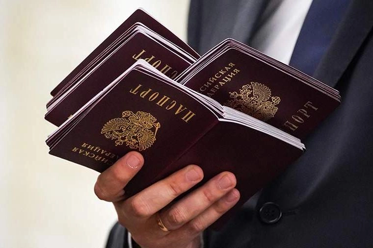 Фракция «Единая Россия» намерена внести поправки ко второму чтению закона об ужесточении требований к получению гражданства: иностранцам с непогашенной судимостью могут разрешить РВП, ВНЖ и гражданство, если их осудили за поддержку политики России или СВО и это признано незаконным.