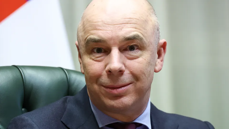Министерство финансов рассматривает корректировки расходов 2024 года: сокращения могут коснуться «неприоритетных» статей на фоне замедления роста экономики и снижения доходов бюджета.