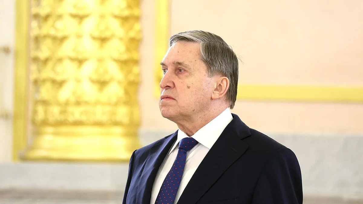 Помощник президента заявил, что прекращение боевых действий возможно лишь после отвода украинских войск из Донбасса. По его словам, до этого любые переговоры будут повторяться, хотя США продолжают попытки урегулирования. Президент при этом готов встретиться с Зеленским при условии заключения долгосрочного мирного договора.