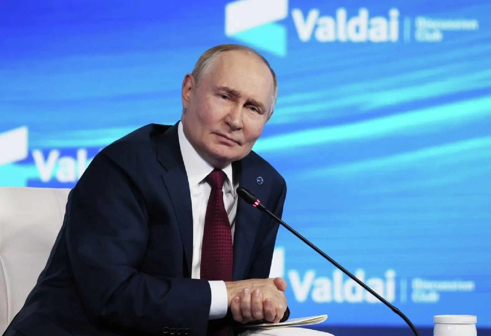 Международный уголовный суд постановил, что государства, ратифицировавшие Римский статут, при приглашении на переговоры обязаны исполнить ордер на арест. Исключение возможно лишь при организации переговоров под эгидой ООН или при соответствующей резолюции Совбеза.