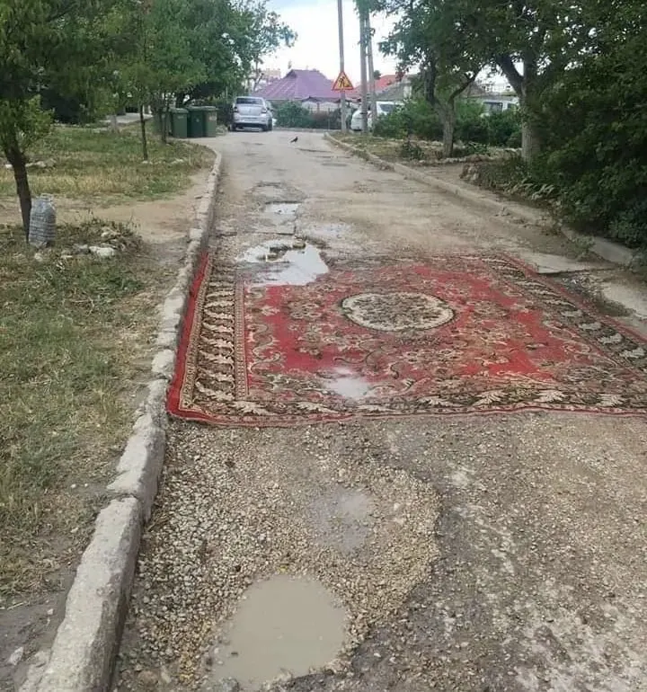 В Госдуму внесён законопроект, разрешающий жильцам устранять ямы и менять покрытие во дворах и на местных дорогах; в правительстве инициативу не поддержали.