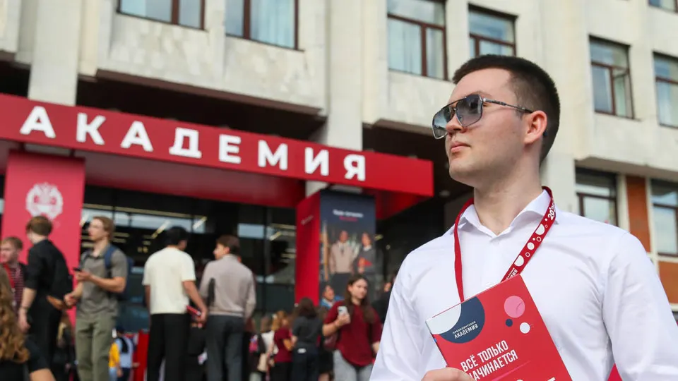 В ряде московских вузов появились объявления о наборе добровольцев в отряд для защиты неба от беспилотников: год службы, ежемесячные выплаты и обучение. Параллельно идёт масштабная кампания по вербовке учащихся в войска БПЛА по всей стране.