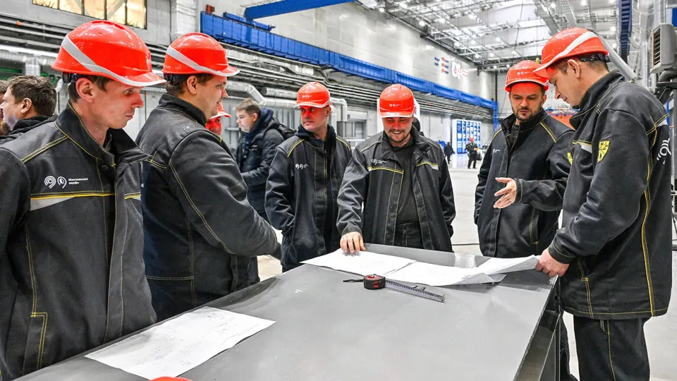Опрос показал: 38% работающих россиян регулярно работают сверхурочно. Часто перерабатывают сотрудники здравоохранения, образования и госсектора; только четверть получают полную компенсацию.