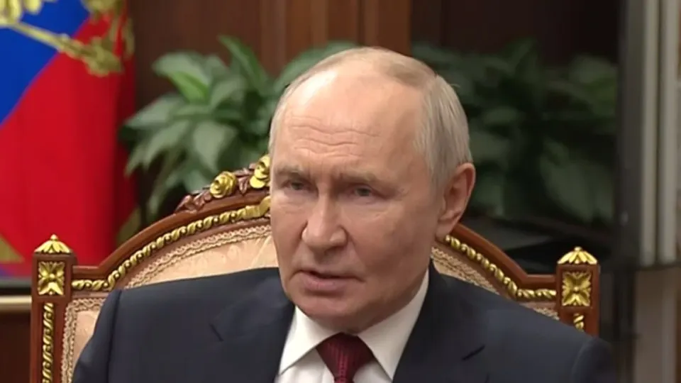 По словам президента РФ, Киев якобы предложил взаимно отказаться от дальнобойных ударов и ограничить боевые действия четырьмя регионами; Россия отвергла идею, заявив о приоритете «окончательного освобождения Донбасса и Новороссии».