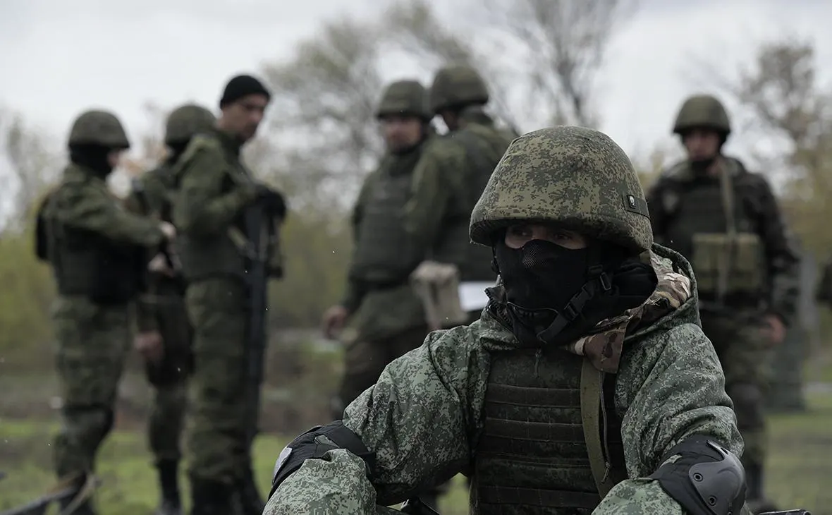 По данным осведомлённых источников, у России есть отставание в военных технологиях и тактике, а также ограничение производственных мощностей ВПК; в Кремле понимают потребность в мобилизации ресурсов, но окончательного решения пока нет.