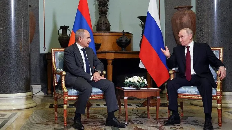 Российский лидер поздравил премьер‑министра Армении с днём рождения и обсудил результаты заседания Высшего евразийского экономического совета в Астане, где одной из тем стало участие Армении в ЕАЭС на фоне её планов по сближению с ЕС.