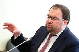 Глава Минцифры Максут Шадаев заявил на IT‑завтраке в рамках ПМЭФ‑2026, что встраивание механизмов возрастной идентификации в онлайн‑платформы — вопрос ближайшей повестки; ведомство изучает опыт Roblox, которая в России заблокирована.