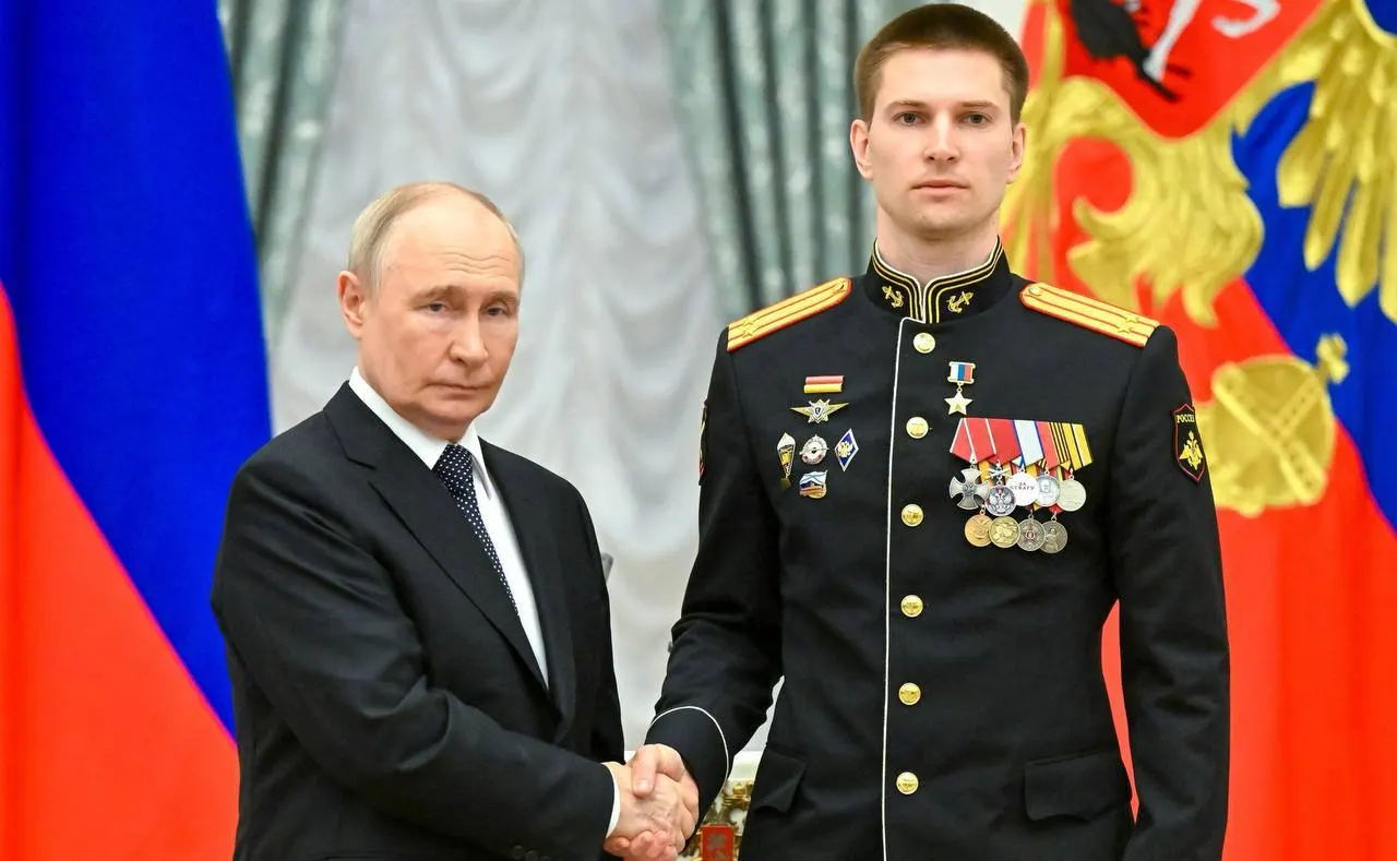 Президент лично наградил Ивана Берестовского за мужество в ходе специальной военной операции: он дважды был ранен, возвращался в строй, уничтожил несколько танков и участвовал в освобождении десятков населённых пунктов.