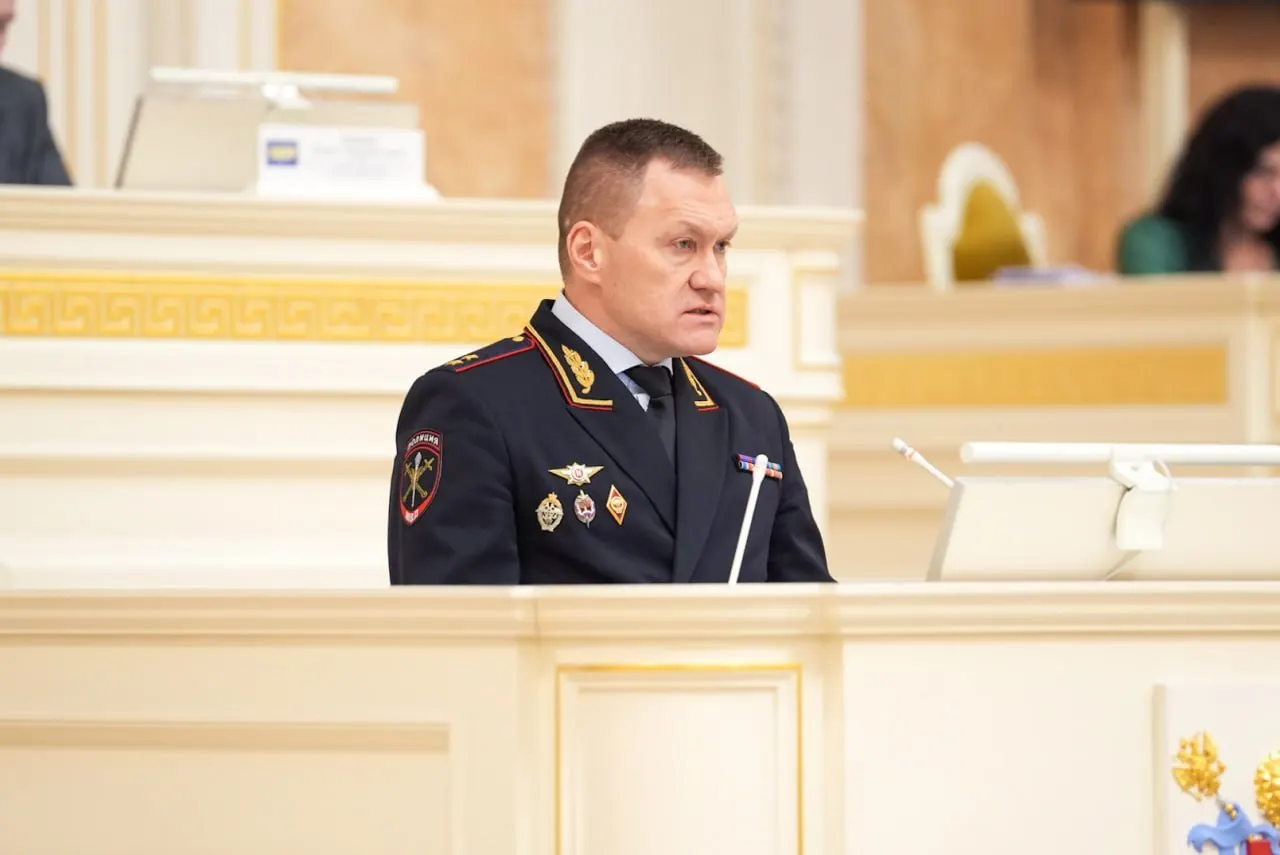 Евросоюз расширил санкции: в список попал руководитель петербургской полиции — ему запрещён въезд в ЕС и заморожены счета в европейских банках в связи с задержаниями участников акций и уличных музыкантов.