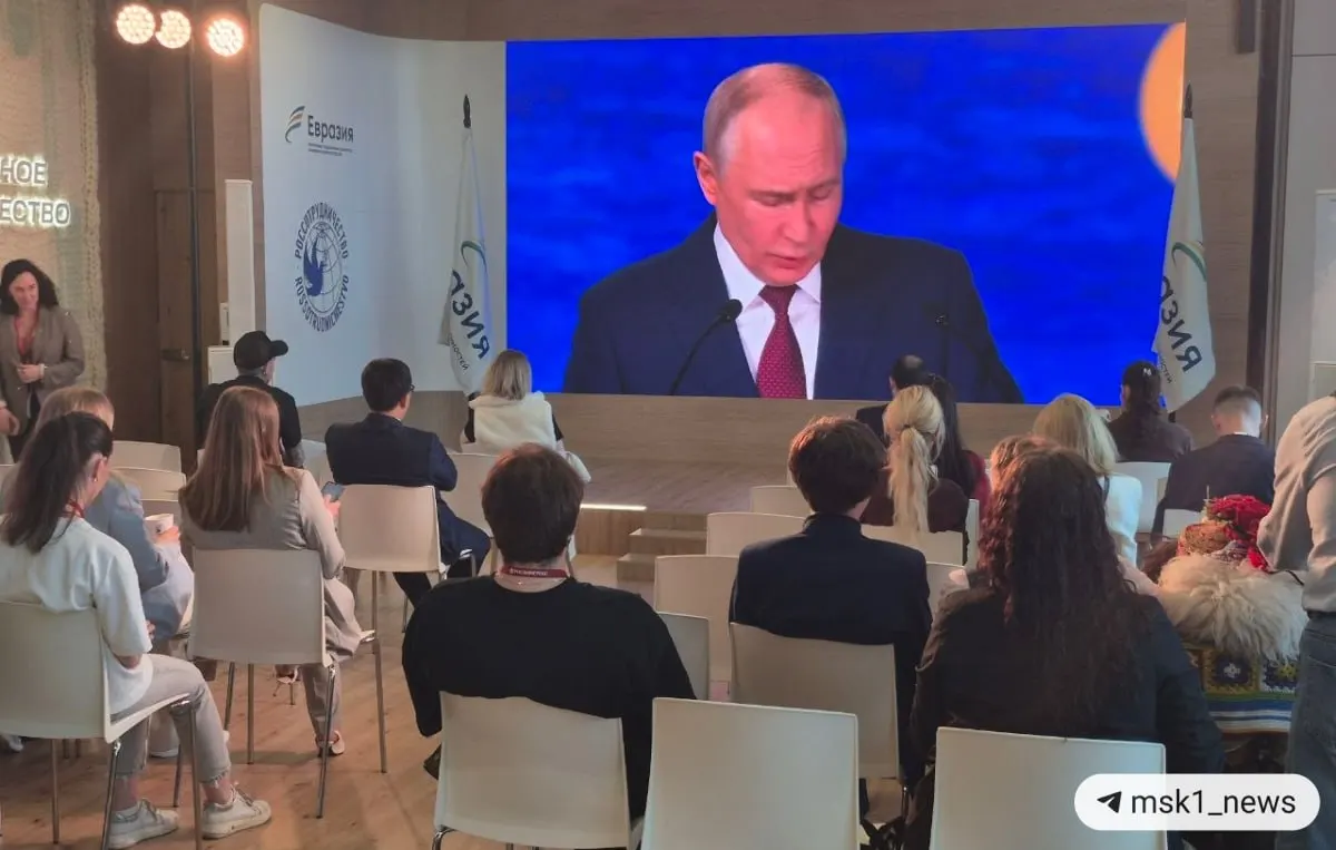 Президент обозначил смену центров роста в пользу стран Глобального Юга, расширение роли БРИКС и перестройку глобальной торговой системы, а также отметил влияние санкций и действий с резервами на курс доллара и евро.