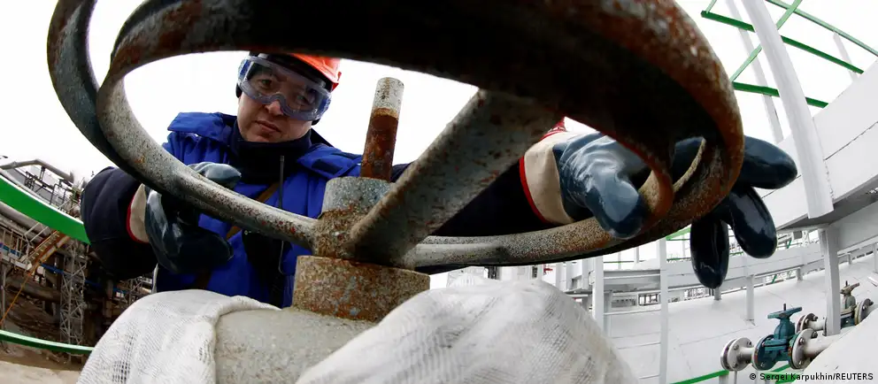 Утром 25 июня беспилотники нанесли удар по Уфимскому нефтеперерабатывающему комплексу: пострадали как минимум два завода, на месте зафиксированы пожары и сильное задымление. Власти сообщают о сработавших установках ПВО и ограничениях на продажу топлива в ряде регионов.