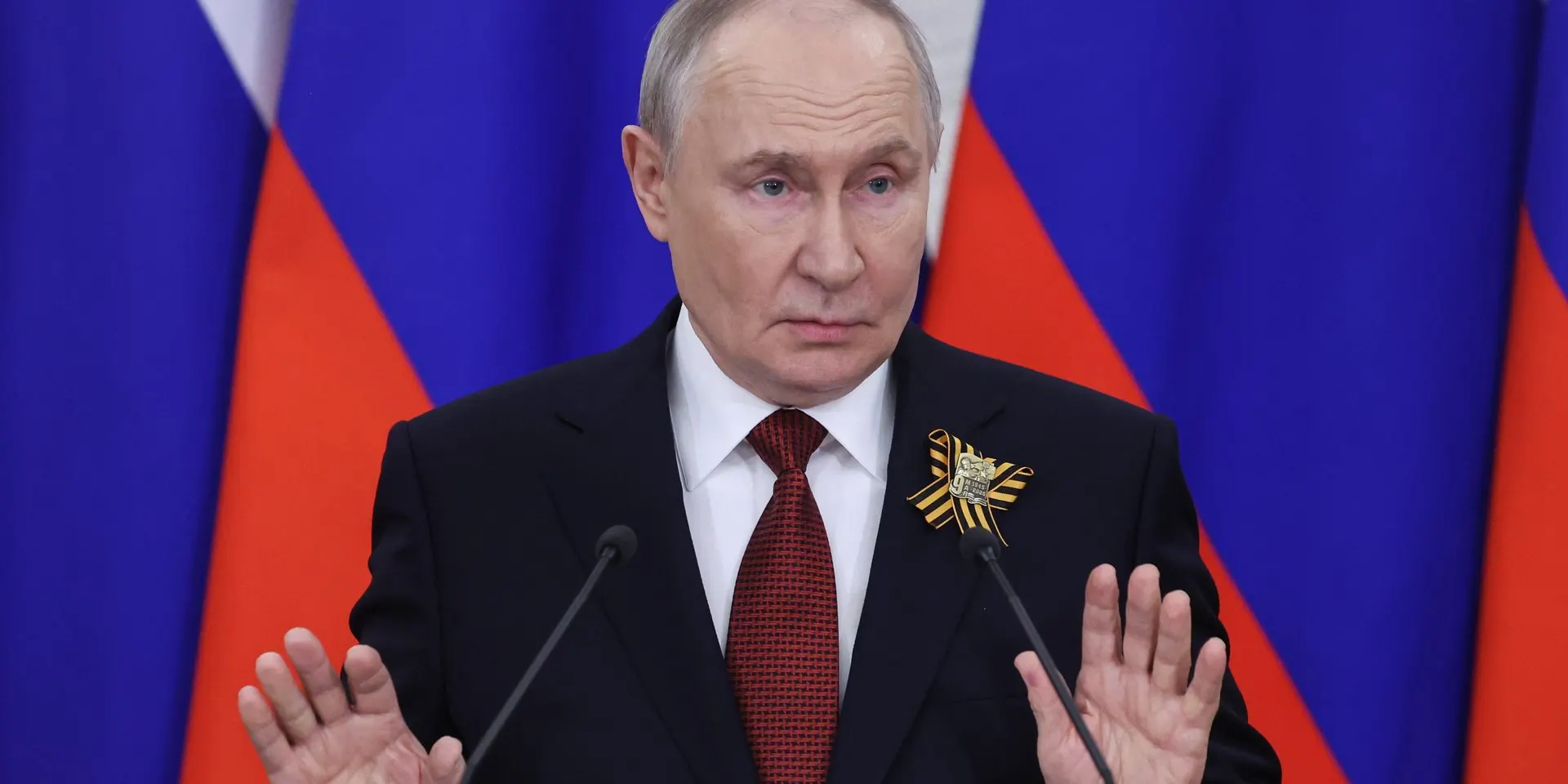 Высокопоставленные чиновники заявили, что при сохранении текущего уровня военных расходов дефицит бюджета может резко вырасти; предложены сокращения невоенных статей расходов.