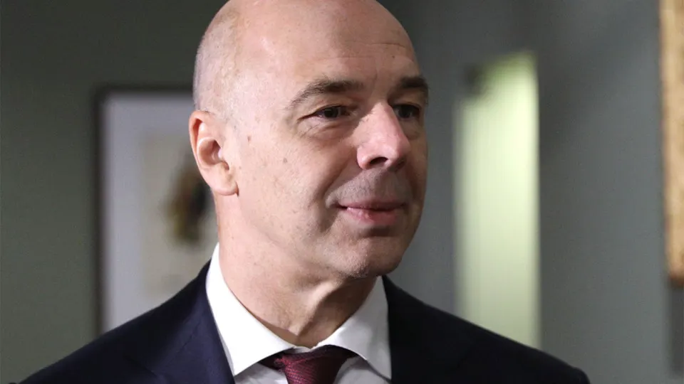 Минфин заявил, что отдельного фонда для защиты топливно‑энергетических предприятий не планируется: компании должны самостоятельно финансировать закупки средств защиты, часть расходов можно включать в себестоимость. В это время атаки беспилотников серьёзно сокращают переработку и вызывают рост цен и перебои с поставками топлива.
