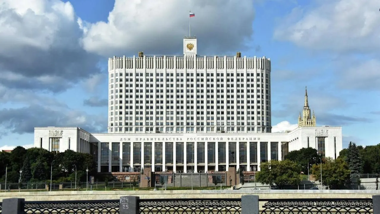 В Госдуму поступил законопроект о полной или частичной компенсации утильсбора для семей с тремя и более детьми, однако правительство раскритиковало инициативу, указав на дополнительные бюджетные расходы и отсутствие источников финансирования.
