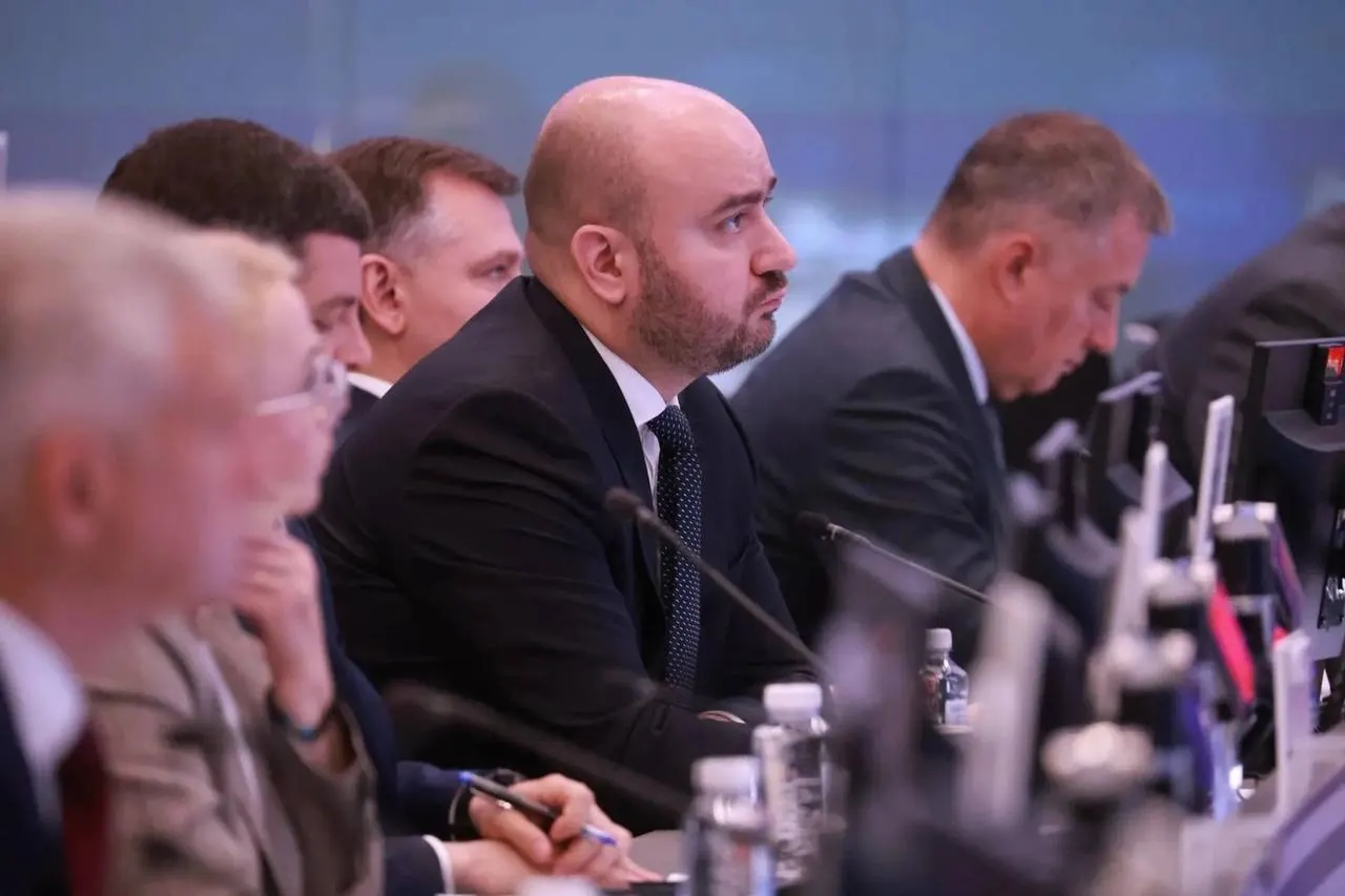 Во время поездки в Москву губернатор Самарской области обсудил с вице‑премьером поставки бензина и дизеля, координацию работы с регионами и меры по поддержанию стабильности рынка.