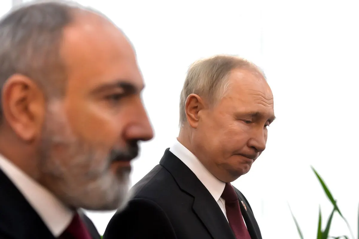 Президент направил поздравление премьер-министру Армении, пожелав здоровья и успехов, и отметил заинтересованность в дальнейшем развитии двусторонних отношений. Это происходит на фоне разногласий по поводу возможного сближения Армении с ЕС и введённых Россией торговых ограничений.