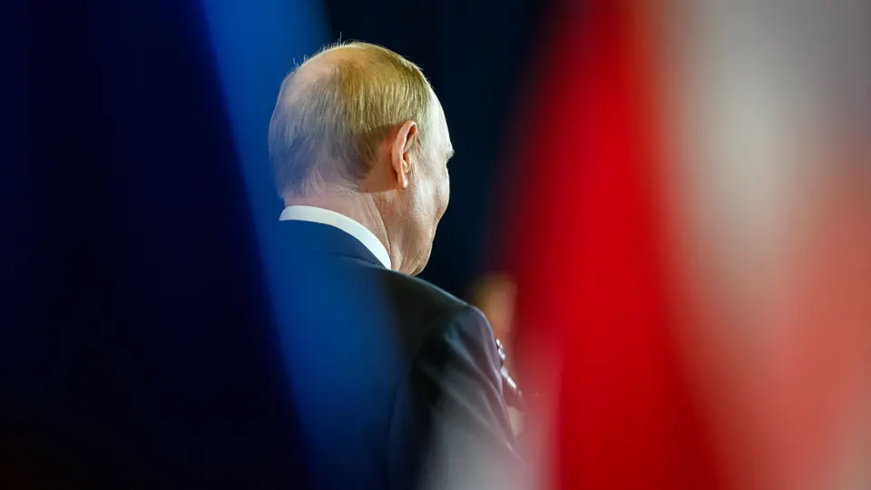«Открытый» рейтинг доверия к президенту упал до 29,5% — данные за апрель и май не были опубликованы. Одобрение деятельности остаётся выше, но тоже снижается; эксперты фиксируют рост тревоги в обществе.