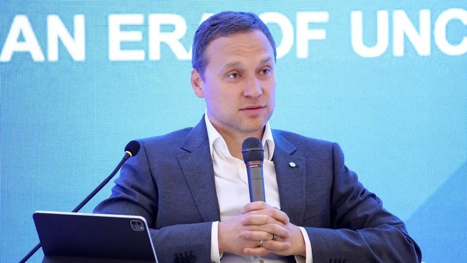 Вице‑председатель Сбербанка предупредил, что увеличение налоговой нагрузки и усиление контроля за платежами приводит к выводу денег из банков и снижению доли безналичных операций, прежде всего в малом и среднем бизнесе.