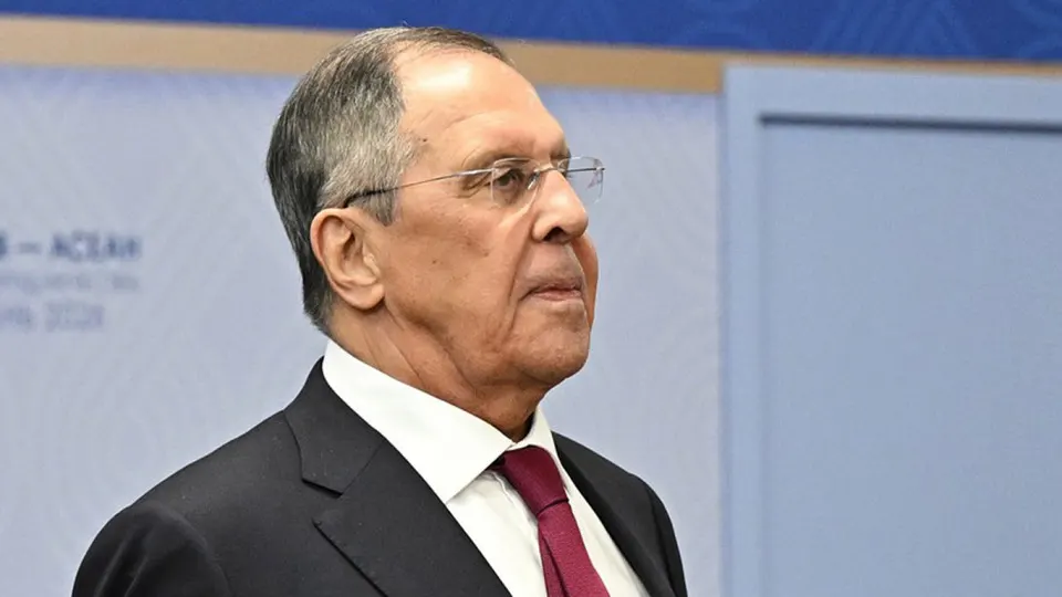 После ночной массированной атаки беспилотников на Московский регион глава МИД заявил о регулярных массированных ударах по украинским объектам, от которых «напрямую зависит боеспособность» украинской армии. В столице произошли пожары, зафиксированы перебои в авиации и экологические последствия.