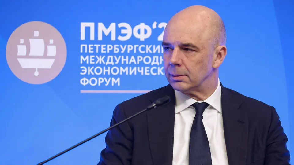 По оценке Счетной палаты, в 2026 году федеральный бюджет может получить на 2,1 трлн рублей (около 5%) меньше, чем заложено в законе. Основные факторы — падение нефтегазовых поступлений и укрепление рубля.