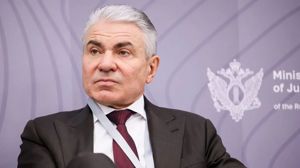 Заместитель министра юстиции заявил, что владельцы нейросетей должны внедрять механизмы, предотвращающие вред национальным интересам; предлагаются ответственность и крупные штрафы.