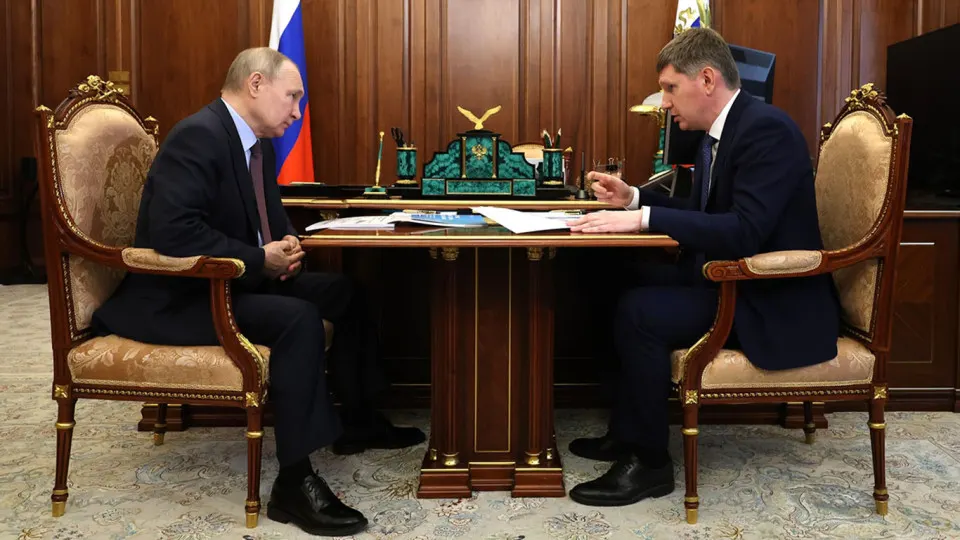 Президент потребовал роста инвестиций как ключевого показателя работы экономических властей, но министерства и эксперты предупреждают о слабом аппетите бизнеса, высоких ставках, бюджетной экономии, последствиях войны и национализации активов.