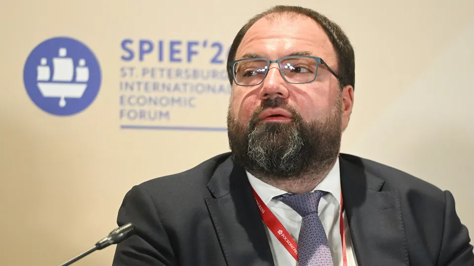 Власти планируют внедрить обязательную возрастную идентификацию на сайтах и сервисах — возможно через «Госуслуги». Эксперты предупреждают о рисках утечек персональных данных и дополнительных расходах для онлайн‑ресурсов.