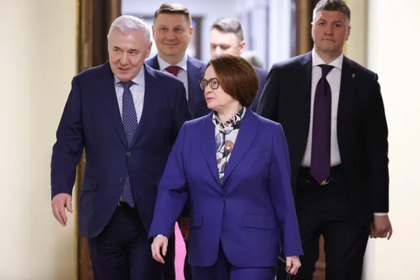 На совещании обсуждали борьбу с инфляцией и возможное снижение ключевой ставки. Глава Центробанка Эльвира Набиуллина не присутствовала на встрече и уже около недели не появляется в публичном пространстве; в регуляторе сообщили о её больничном. Срок её полномочий истекает в июне 2027 года, рассматриваются несколько кандидатов на замену.