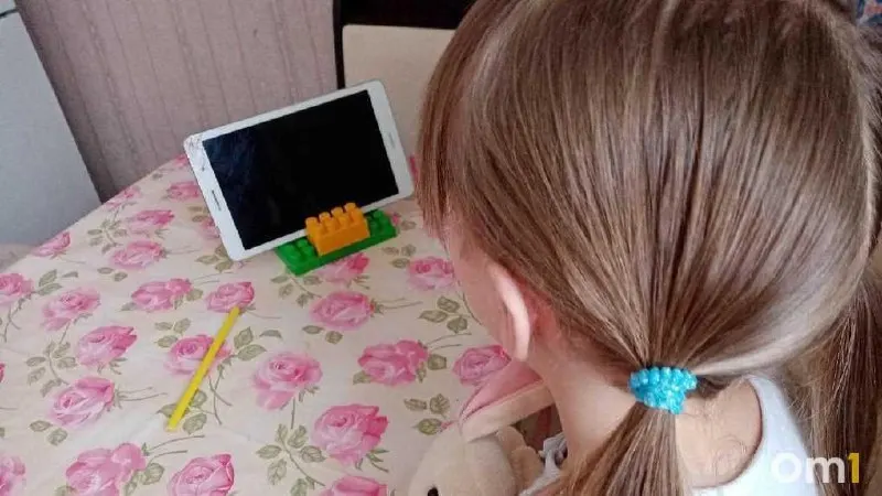 Минцифры и платформа Roblox договорились о соблюдении российского законодательства и усилении защиты детей; после этого ведомство обратилось в правоохранительные органы с просьбой поддержать снятие ограничений на доступ к сервису.