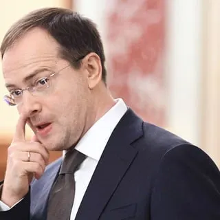 Помощник президента предложил ввести обязательную отработку для бюджетников и вернуть элементы планового распределения выпускников, в том числе для медиков — обсуждение сопровождается предложениями о заключении трудовых контрактов ещё на этапе обучения.
