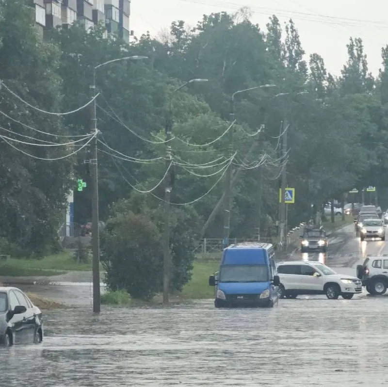 В результате сильного ливня в Курске подтоплены улицы и автомобили. На Республиканской улице водителям приходится проезжать через большие лужи — рекомендуется соблюдать осторожность.
