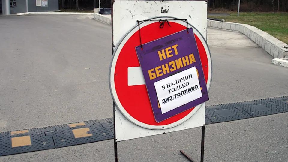 До первой половины дня 3 июня топливо в Севастополе будет отпускаться только оперативным службам; дефицит связан с ударами по нефтеперерабатывающей инфраструктуре и падением загрузки НПЗ в России.